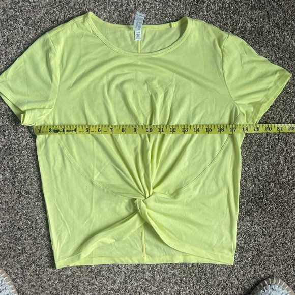 NWOT Yogalicious Cropped Twist Front Short Sleeve Active Workout Top, Size Med - Picture 3 of 6